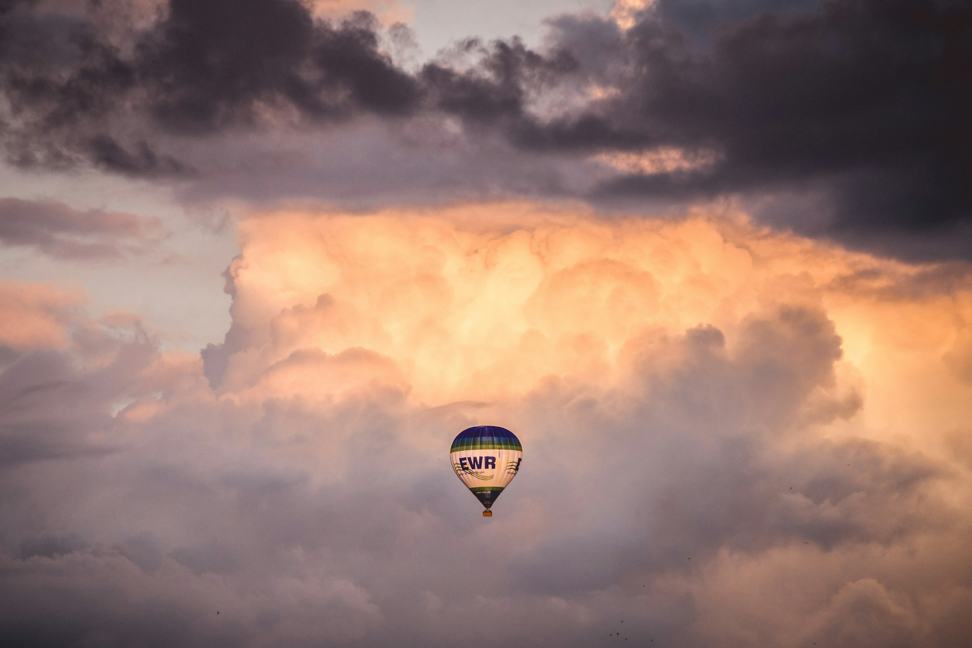 Differences Between Hot Air Balloons and Weather Balloons